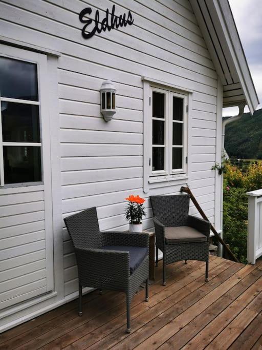 Nydelig Lite Hus Med Egen Vedfyrt Baksteovn. Villa Kaupanger Bagian luar foto