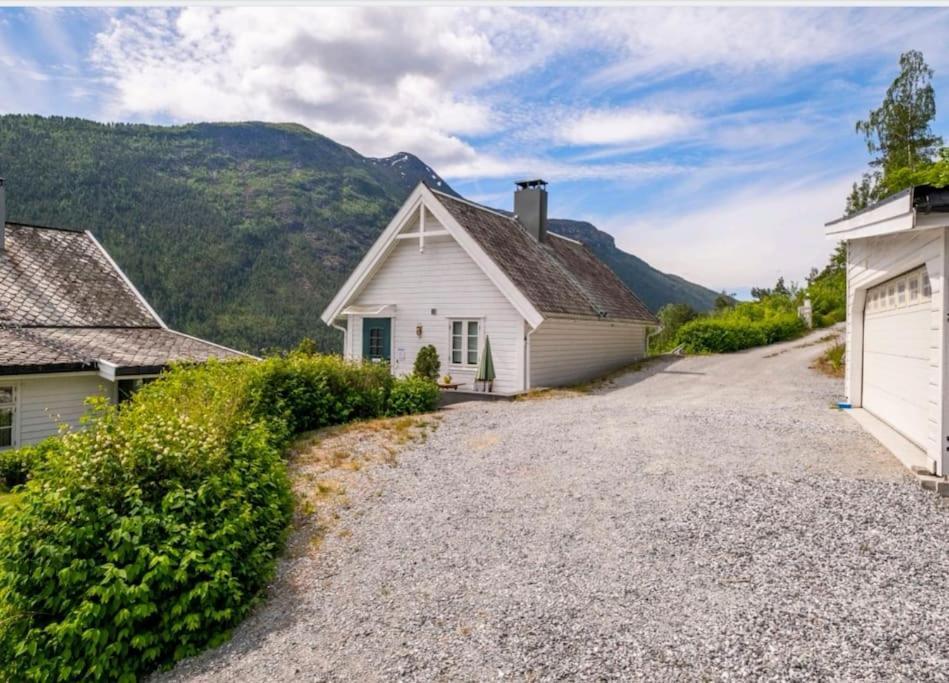 Nydelig Lite Hus Med Egen Vedfyrt Baksteovn. Villa Kaupanger Bagian luar foto