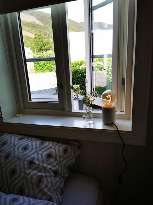 Nydelig Lite Hus Med Egen Vedfyrt Baksteovn. Villa Kaupanger Bagian luar foto